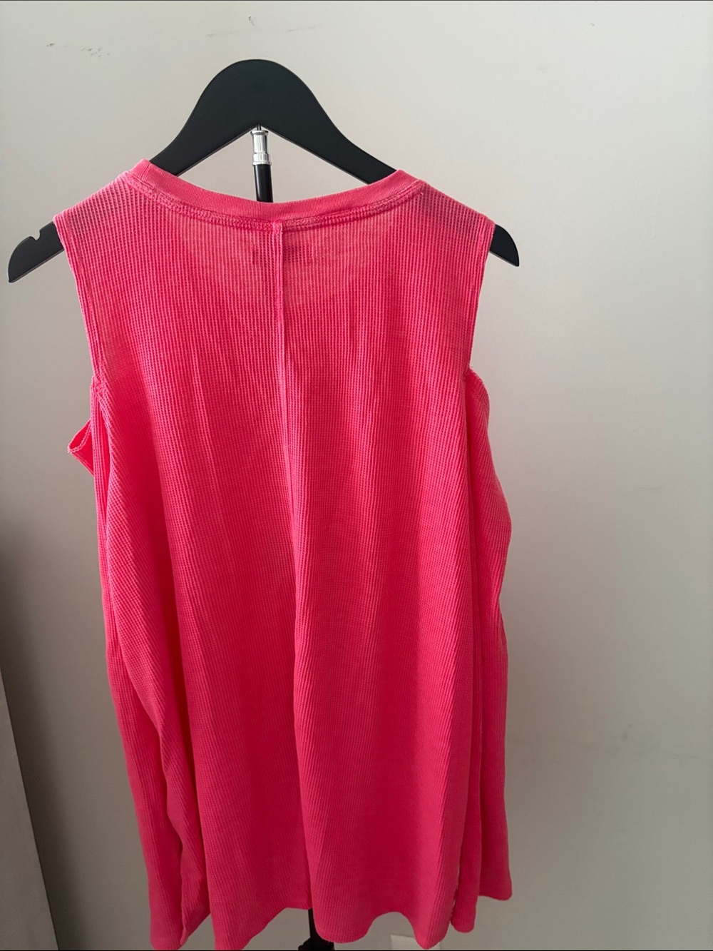 DKNY Ribbed Cold Shoulder Top - Picture 2 of 4